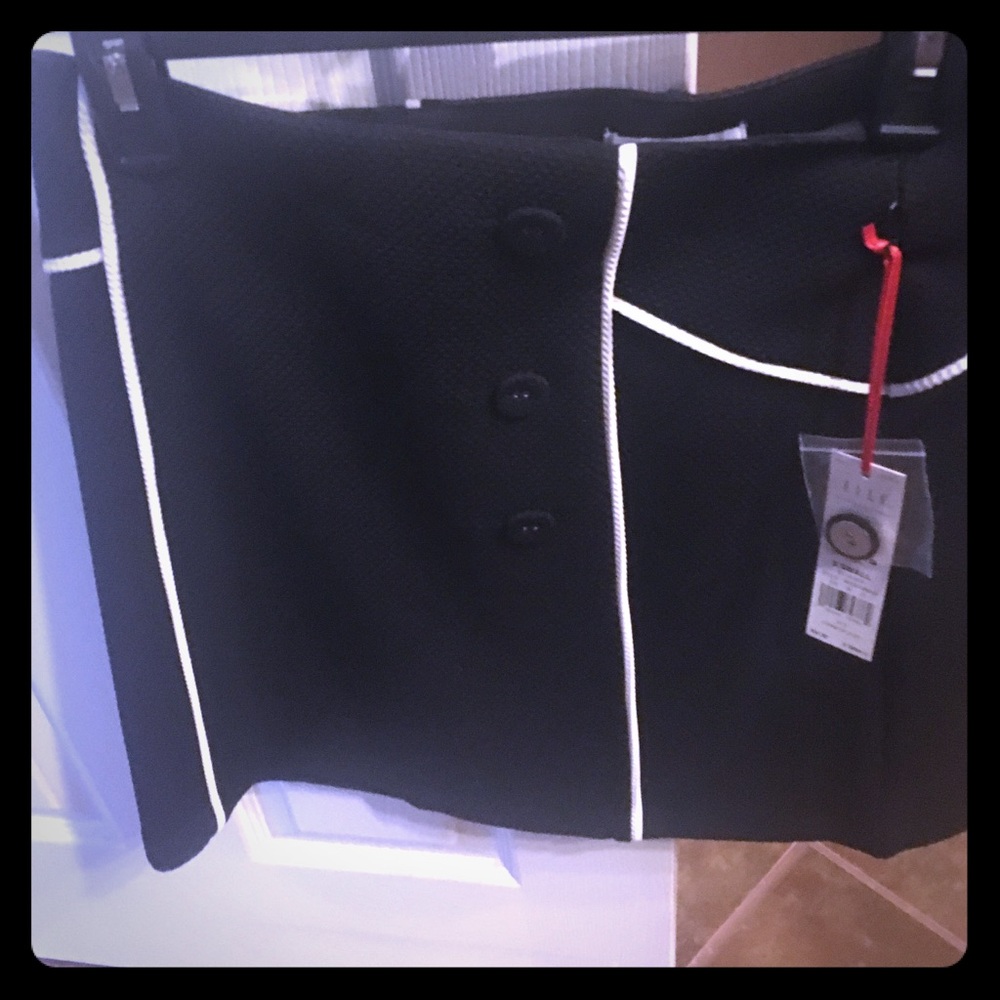 Elle black and white mini skirt.